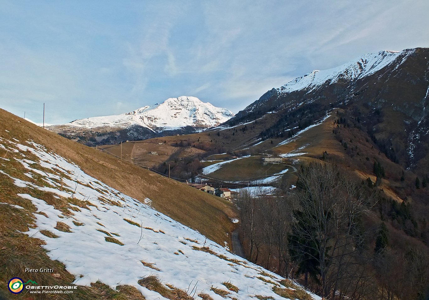 04 Discendo la sterrata per il Monte di Zambla... .JPG